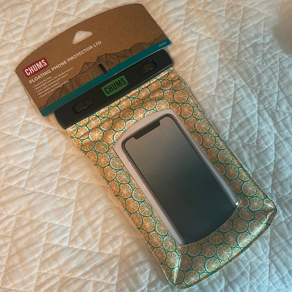NWT Chums Floating Phone Protector